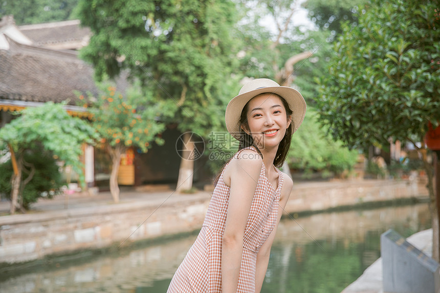 夏日美女古镇旅游图片