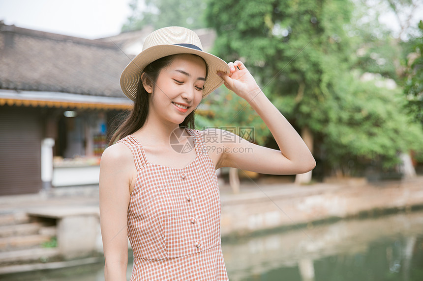 夏日美女古镇旅游图片