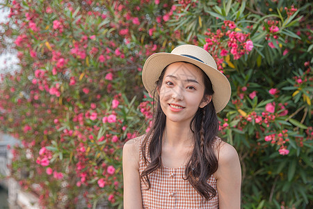 夏季美女旅行逛花园图片