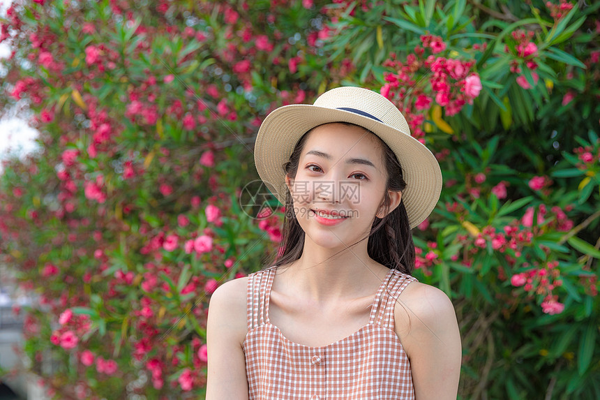 夏日小清新美女逛花园图片