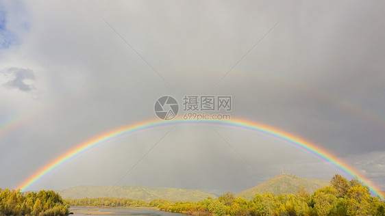 自驾在莫尔道嘎根河满归的原始森林公路上遇见了双彩虹图片