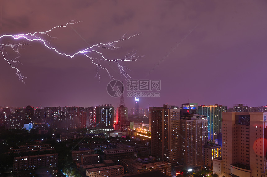 暴风雨前夕的闪电图片