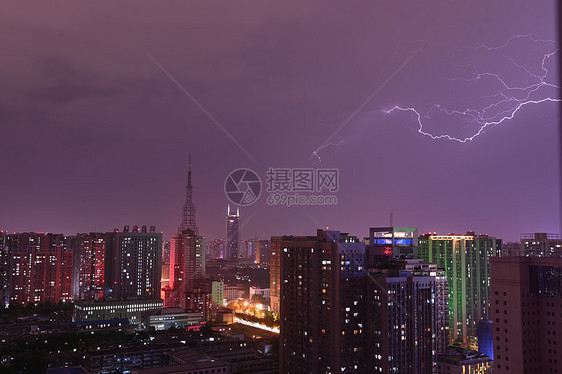 暴风雨前夕的闪电图片