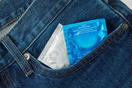 安心避孕套放在牛仔裤口袋背景