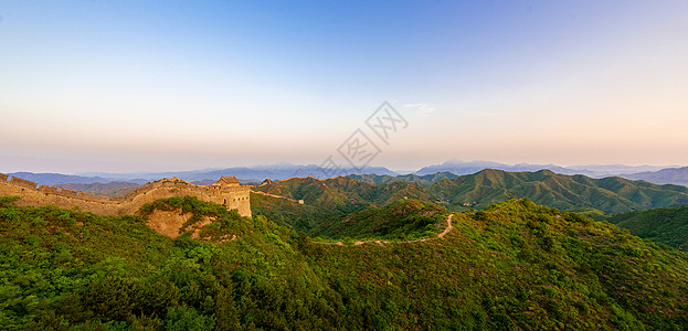 群山之巅中的万里长城背景