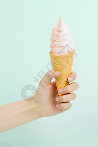 奶油味冰淇淋手持草莓奶油双色冰淇淋甜筒背景