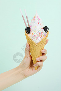 手持冰淇淋甜筒图片