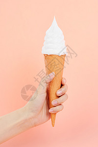 手握奶油原味冰淇淋甜筒图片
