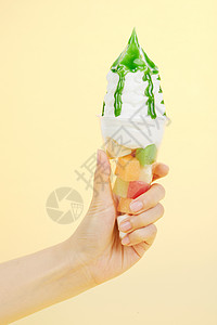 手拿抹茶味水果圣代冰淇淋图片