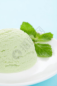 抹茶味冰淇淋球图片