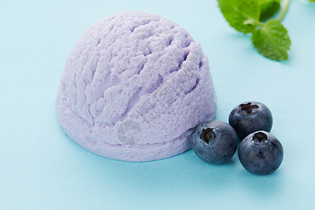 夏日蓝莓奶油冰淇淋球背景图片