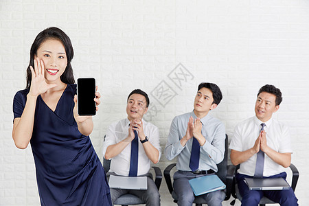 商务女性拿着手机欢呼图片