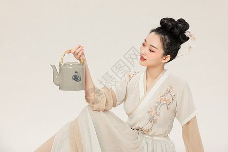 中国风女汉服古风美女提茶壶背景
