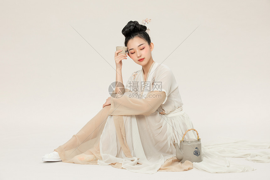 古风汉服美女拿茶杯图片