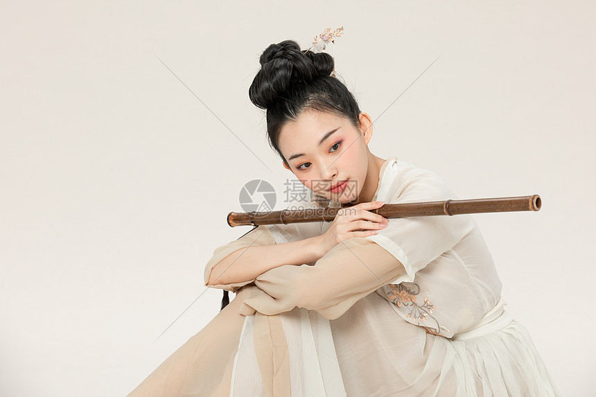 中国风古装汉服美女吹竹箫图片