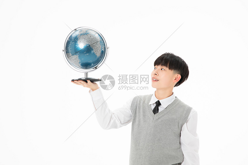 ‘~初中生男孩抱着地球仪  ~’ 的图片