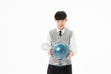 初中生男孩抱着地球仪图片