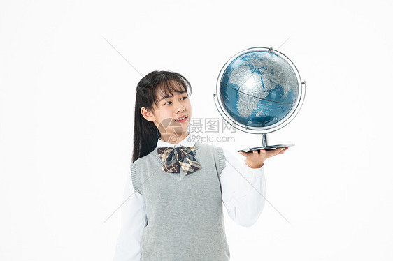 初中生女生拿着地球仪图片