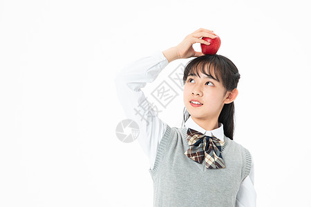 学校游园会初中生女生拿着苹果背景