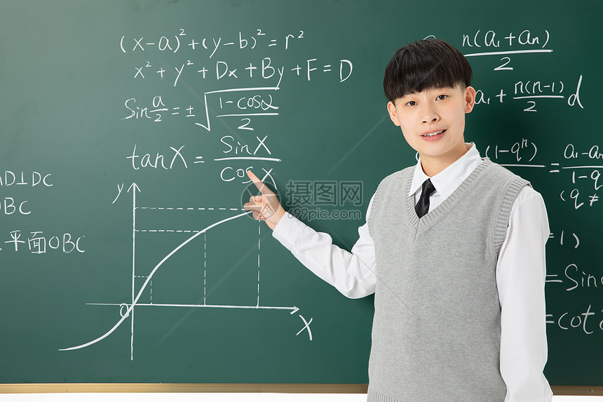 中学生男生黑板做数学题图片