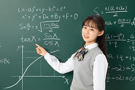 初中生女生黑板做数学题背景图片