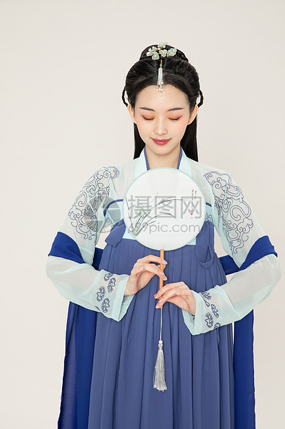 中国风汉服古风美女拿扇子图片