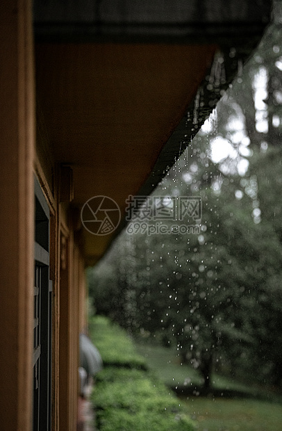 夏天梅雨季节滴雨的屋檐图片