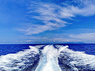普吉岛攀牙湾快艇在海面上掀起的浪花背景