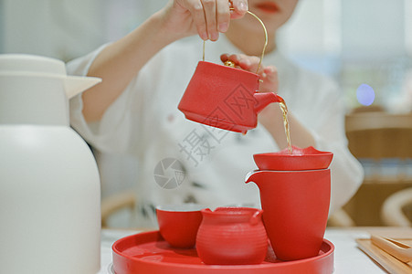 茶艺师倒茶背景图片