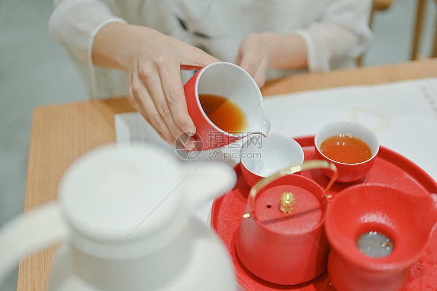 茶艺师公道杯倒茶图片