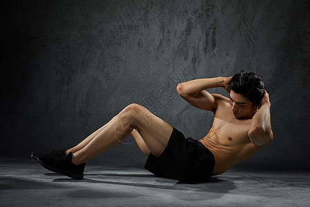 腹肌训练的运动男性图片