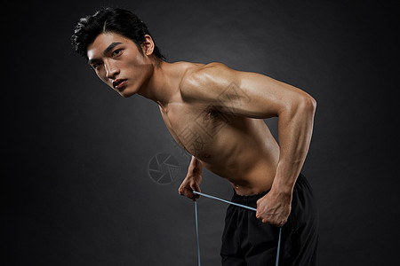运动男性拉力绳训练图片