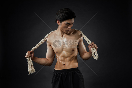 拿臂力绳的运动男性图片