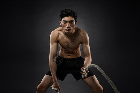 战绳训练的运动男性图片