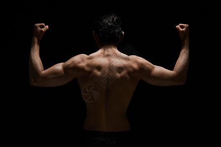 健身男性背部肌肉展示图片