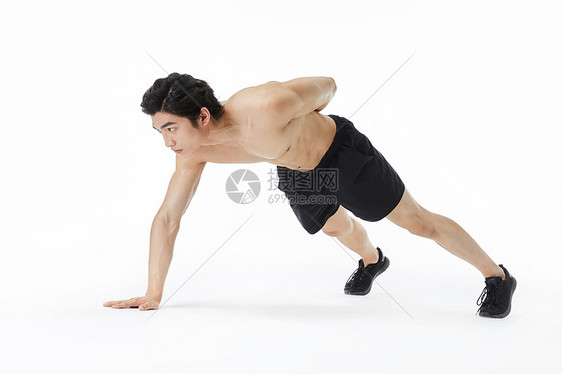 腹肌训练的运动男性图片