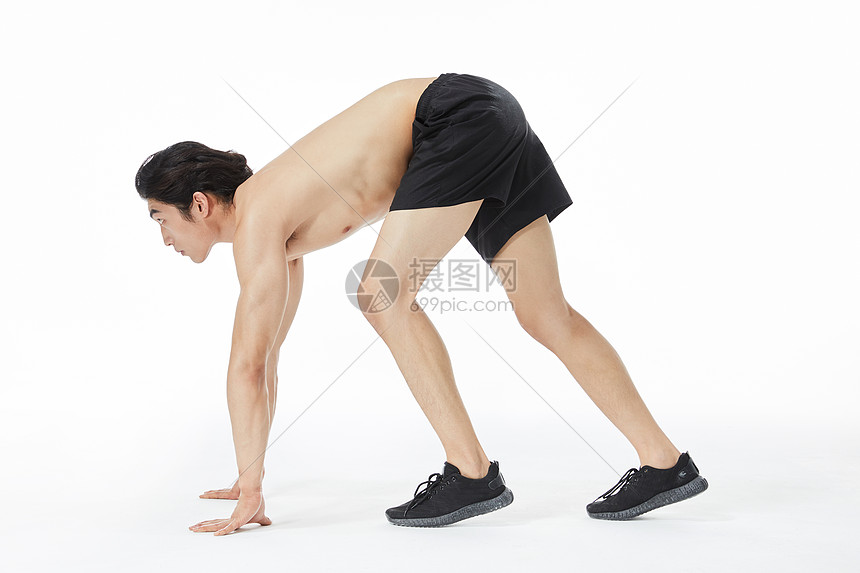 做起跑动作的运动男性图片