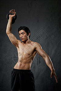 运动男性使用壶铃训练背景图片