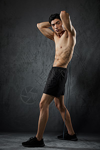 使用拉力绳健身训练的运动男性背景图片