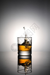冰块落入一杯威士忌中图片