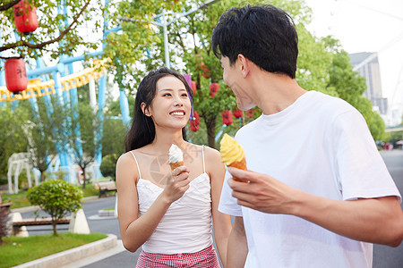 情侣出游亲密相伴图片