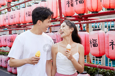 亲密情侣游玩吃冰淇淋高清图片