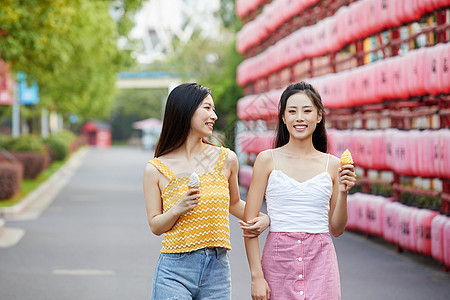 美女闺蜜旅行出游吃冰淇淋图片