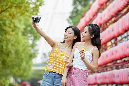 美女闺蜜旅行出游吃冰淇淋自拍图片