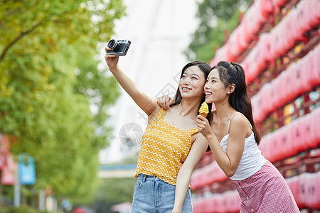 美女闺蜜旅行出游吃冰淇淋拍照图片