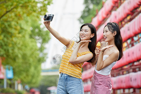 美女闺蜜旅行出游吃冰淇淋拍照图片