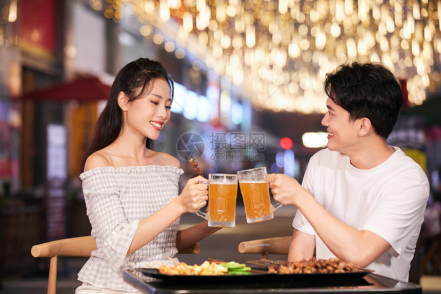 青年情侣夜市吃夜宵喝啤酒