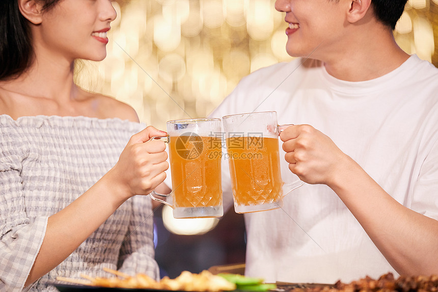 青年情侣夜市喝啤酒干杯特写高清图片下载 正版图片 摄图网