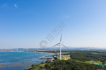 海边风光威海海滨风光旋转的风力发电机背景