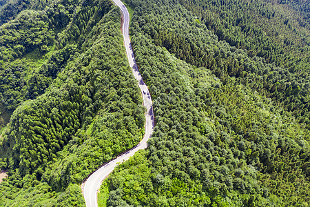 山脊上的公路高清图片